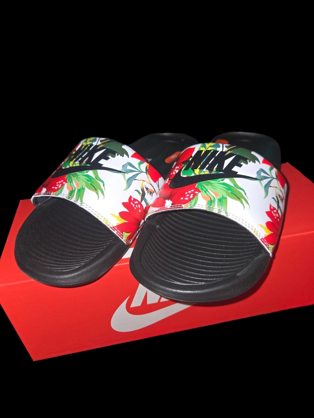Nike Victori One Slide Print with floral design featuring red flowers. - Picture 2 of 3